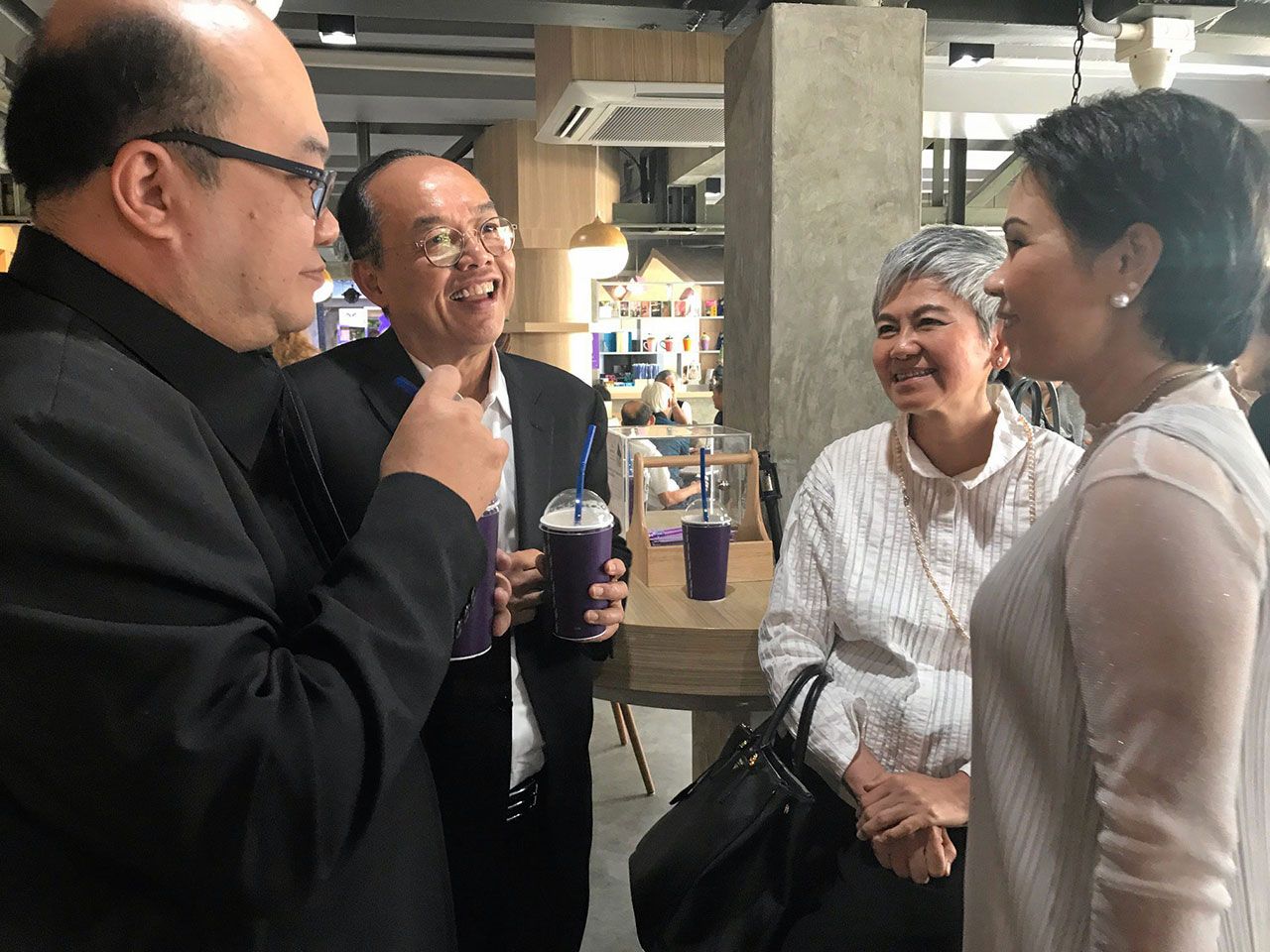 เหล่าเซเลบและนักธุรกิจชั้นนำไปร่วมกันเปิด  Too  Fast...