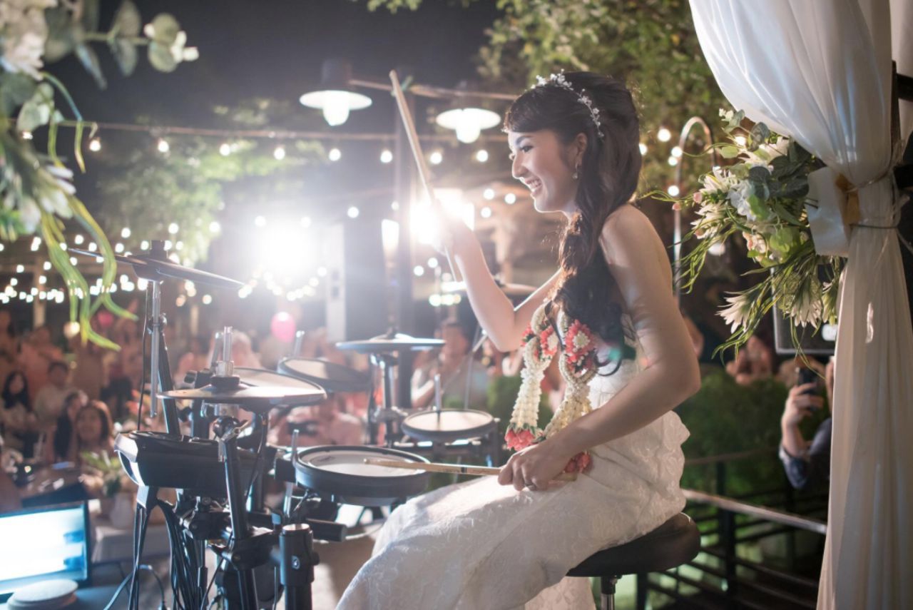 หมอโบว์ตีกลองในงานแต่งตัวเอง