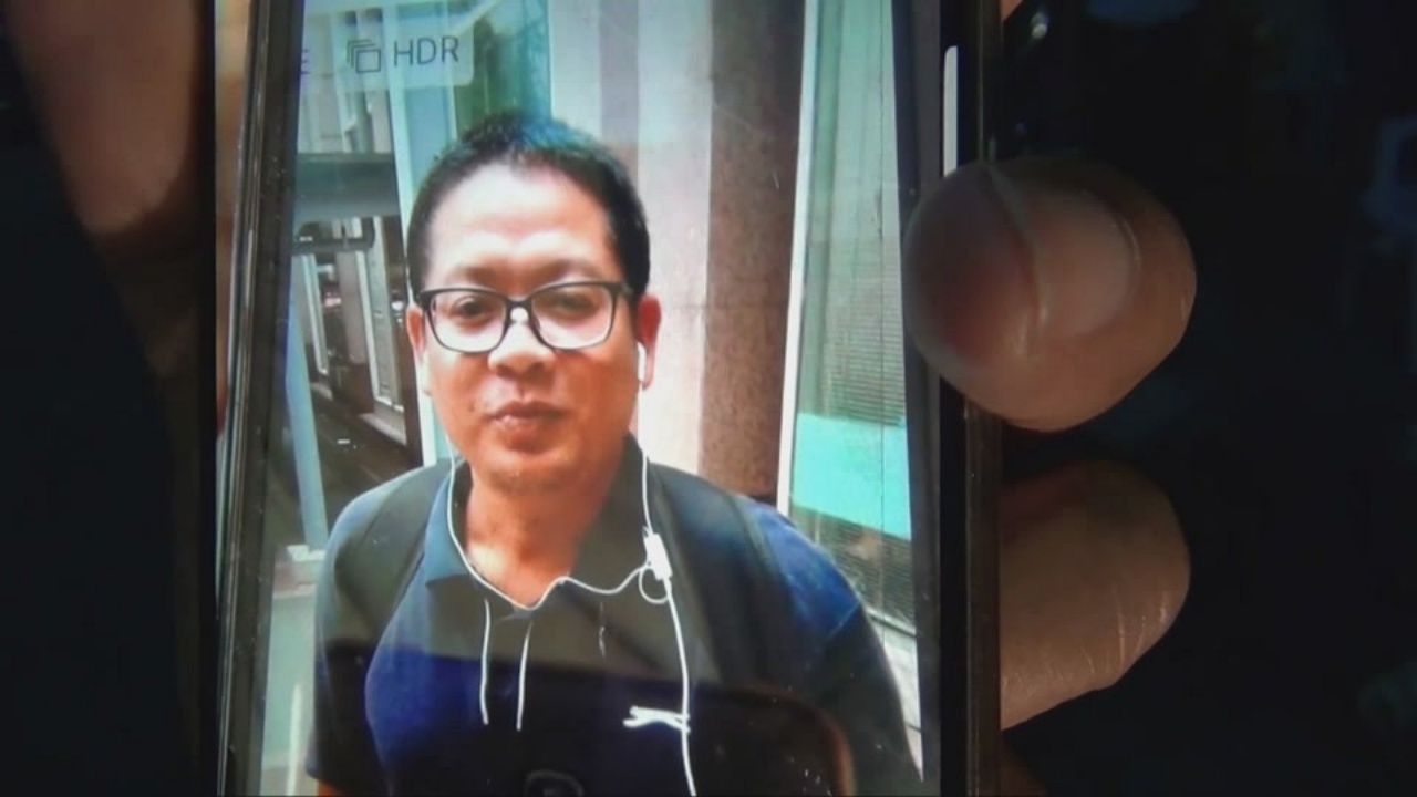 ภาพคนร้ายทำการยักยอกทรัพย์ (พลอย) ไปเป็นจำนวนมาก 