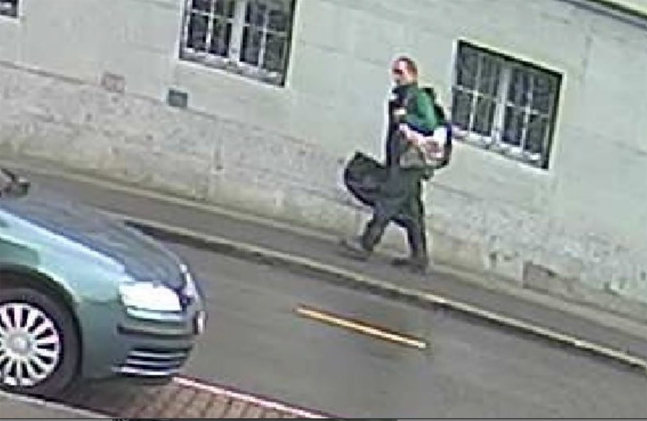 ภาพจากกล้องวงจรปิดแสดงให้เห็นภาพผู้ต้องสงสัยในวันเกิดเหตุ