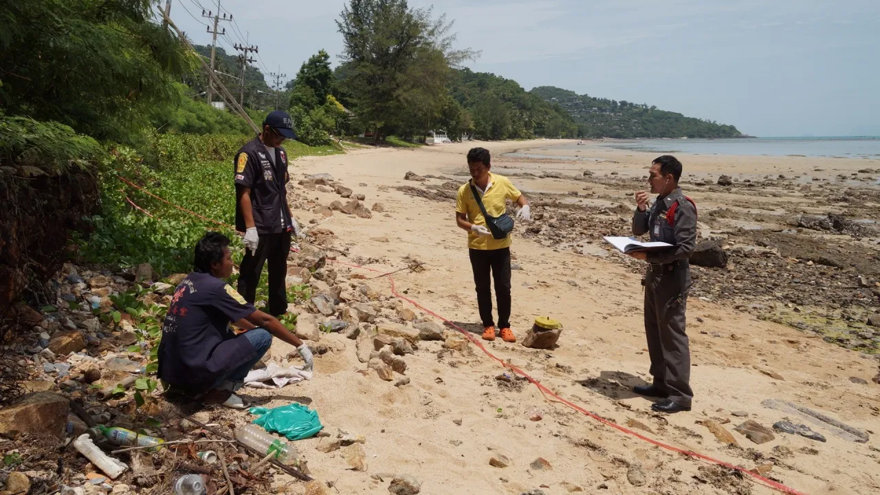 ผงะ ทารกฝังทรายชายหาดสมุย คลื่นซัดศพโผล่ คาดคู่รักวัยทีนไม่พร้อมมีลูก