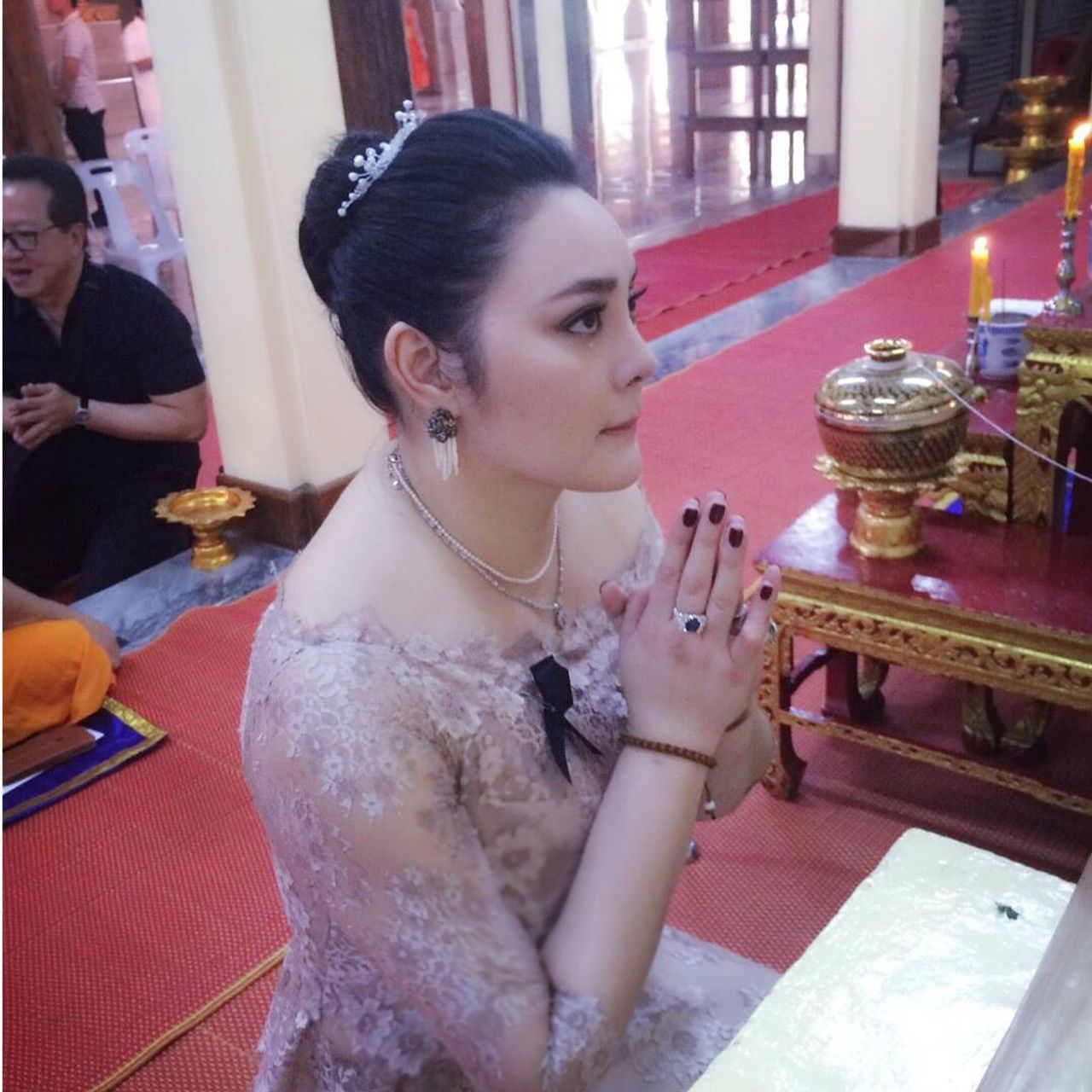 ตั๊ก บงกช นั่งน้ำตาไหลระหว่างทำพิธี 