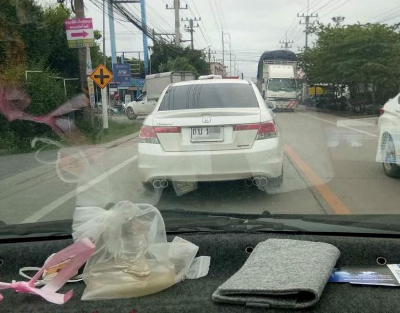 มองไกลๆ แทบไม่เห็นความผิดปกติของแผ่นป้ายทะเบียนรถ