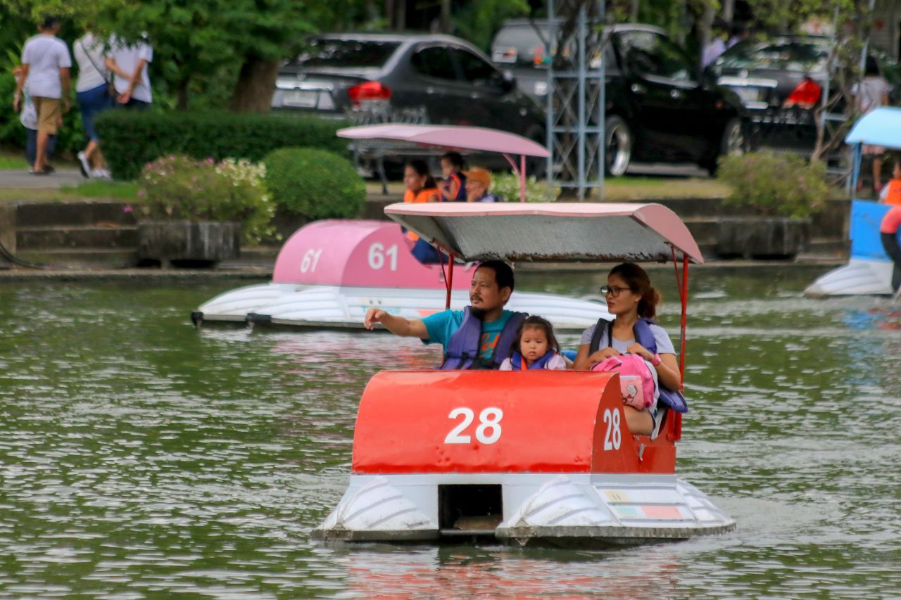 ปั่นเรือถีบทั้งครอบครัว 
