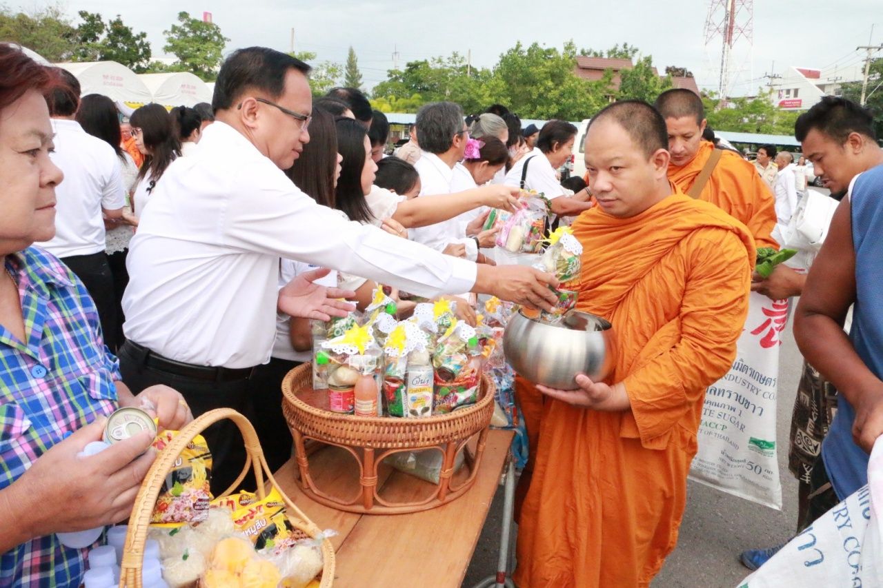 ตักบาตรพระสงฆ์จำนวน 66 รูป ที่ลานสนามหน้าศาลากลางจังหวัดสมุทรสงคราม