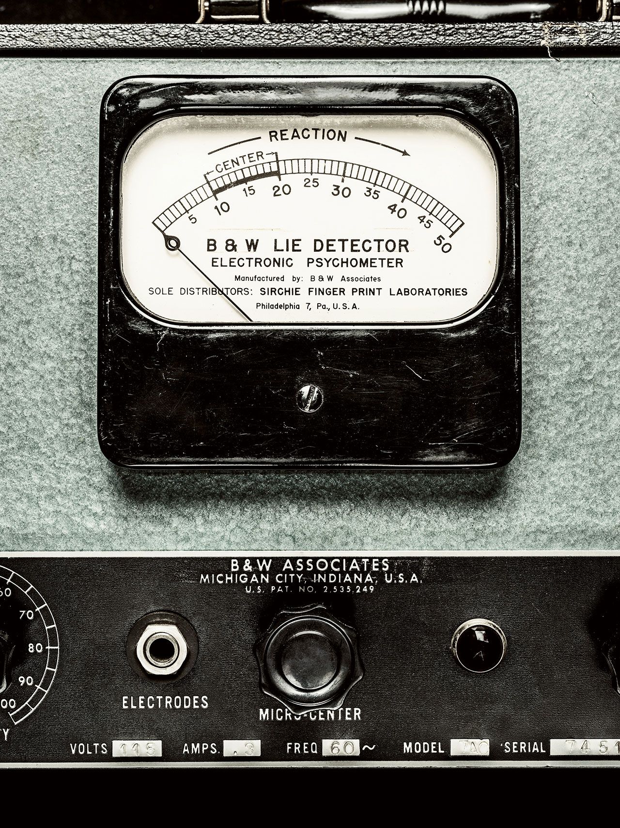 โพลีกราฟ (polygraph) หรือเครื่องจับเท็จ (lie detector) นวัตกรรมที่นำมาใช้เป็นครั้งแรกเมื่อปี 1921 ช่วยให้ผู้ใช้งานเปรียบเทียบการตอบสนองทางสรีรวิทยา เช่น การเปลี่ยนแปลงของอัตราการหายใจ ความดันโลหิตหรือชีพจร เพื่อชี้ว่าบุคคลที่ถูกตรวจสอบพูดความจริงหรือพูดเท็จ (ถ่ายภาพที่ NATIONAL MUSEUM OF AMERICAN HISTORY, SMITHSONIAN INSTITUTION)