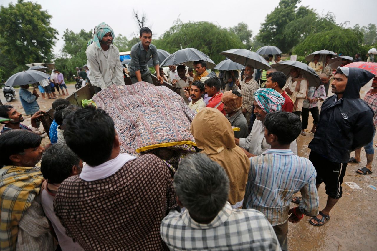 เหยื่อผู้เสียชีวิตจากภัยน้ำท่วม ในอำเภอบานาสกันธา รัฐคุชราต อินเดีย 27 ก.ค.60