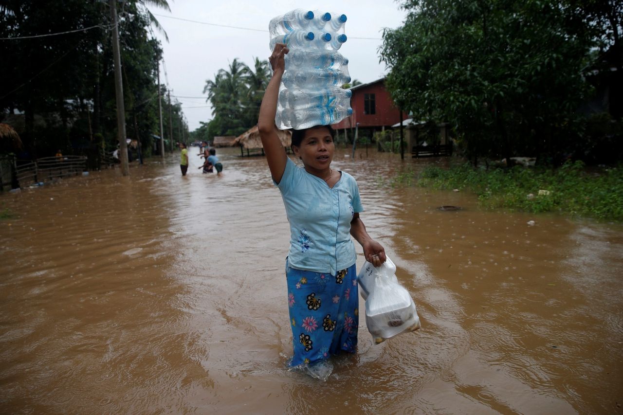ชาวเมียนมาลุยน้ำท่วมไปหาซื้อน้ำและอาหาร