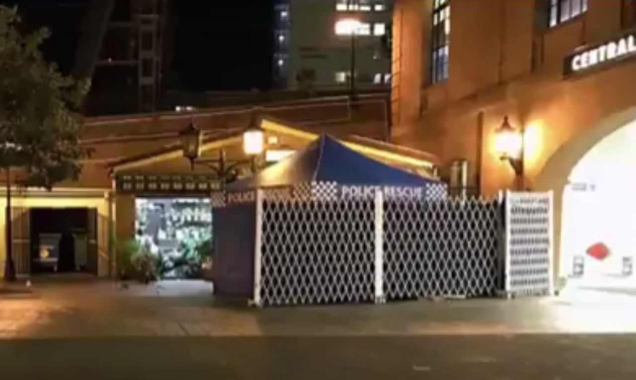 บริเวณที่เกิดเหตุ ชายถูกตำรวจยิงเสียชีวิต