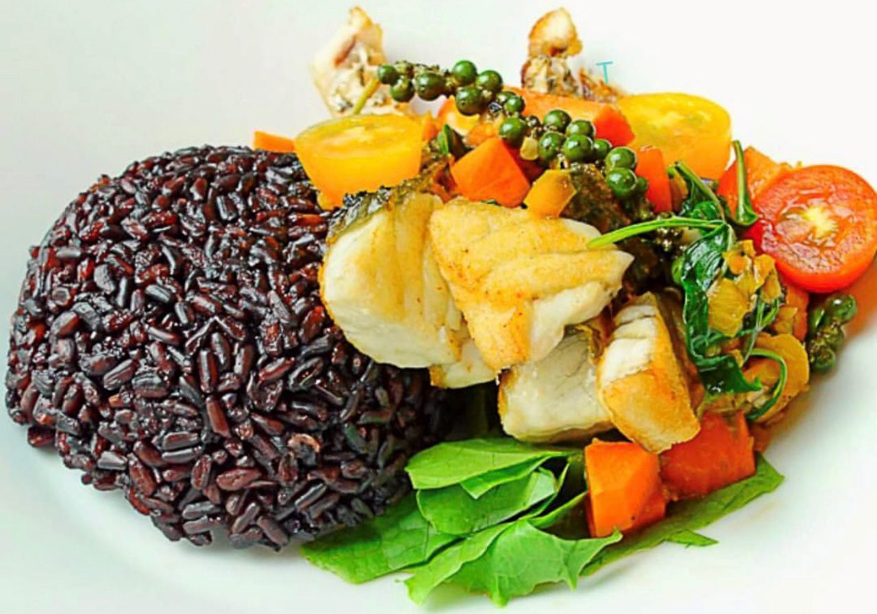 ปลาผัดพริกสดเสิร์ฟกับข้าวไรซ์เบอรี่