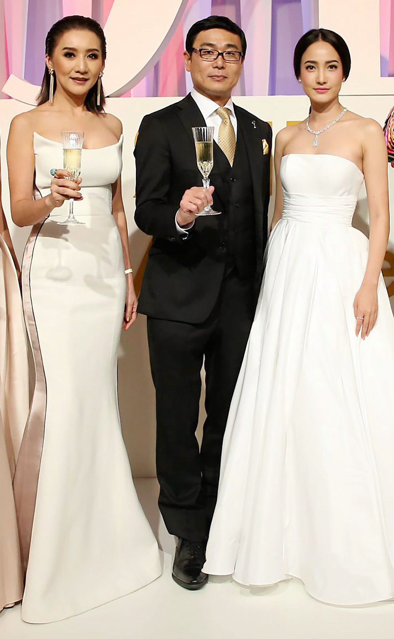 ผู้บริหารชิเซโด้ประเทศไทย วริศรา ไพรสานฑ์กุล, มร.ทัตสึกินากาโอะ และแบรนด์ แอมบาสเดอร์คนสวย “แต้ว-ณฐพร เตมีรักษ์”.