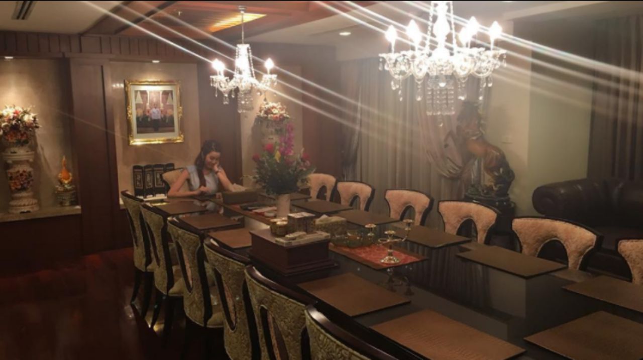 โต๊ะรับประทานอาหารกว้างมาก