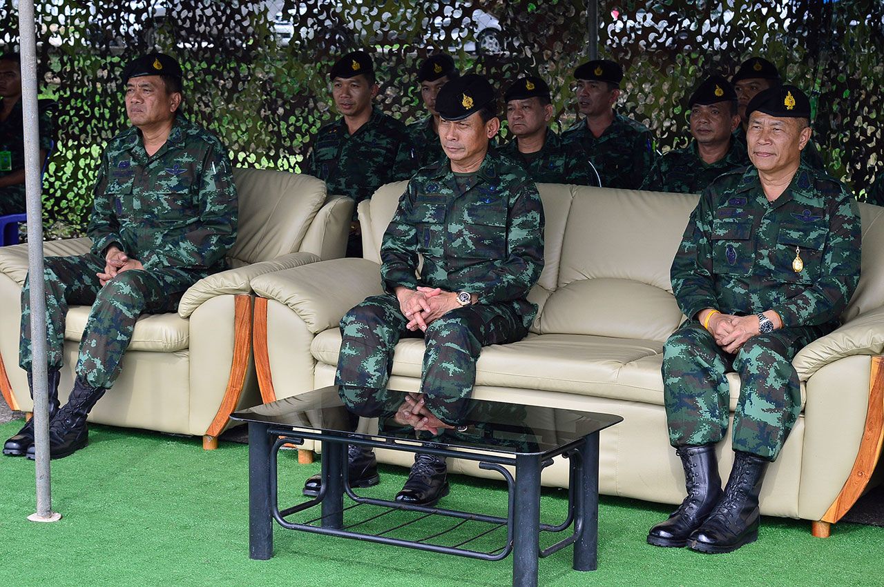 มทภ.2 ให้ความสนใจชมการแสดงอย่างตั้งอกตั้งใจ