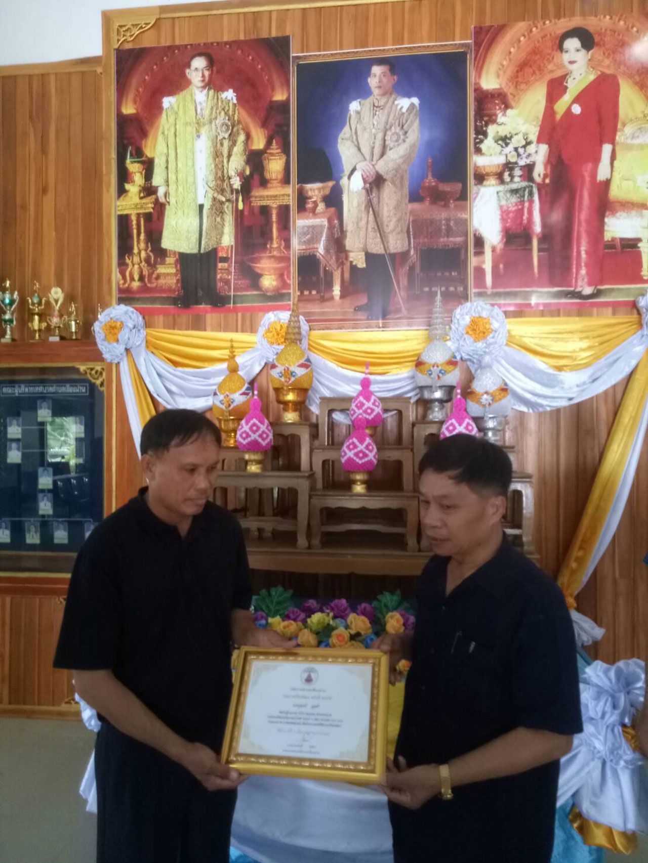 รับเกียรติบัตรจากนายกเทศมนตรี