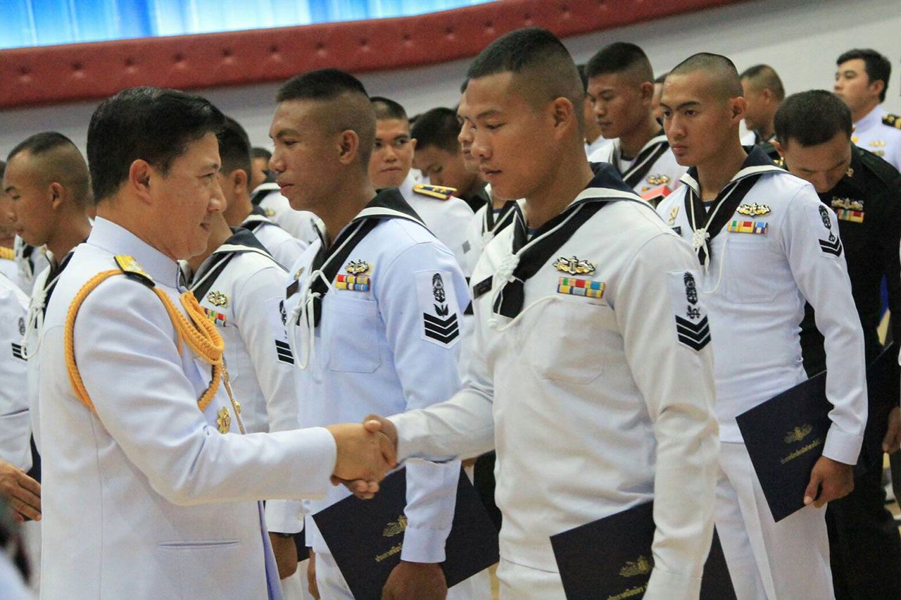 พล.ร.ต.ภิญโญ โตเลี้ยง ผบ.นรส.ร่วมแสดงความยินดีกับผู้สำเร็จ