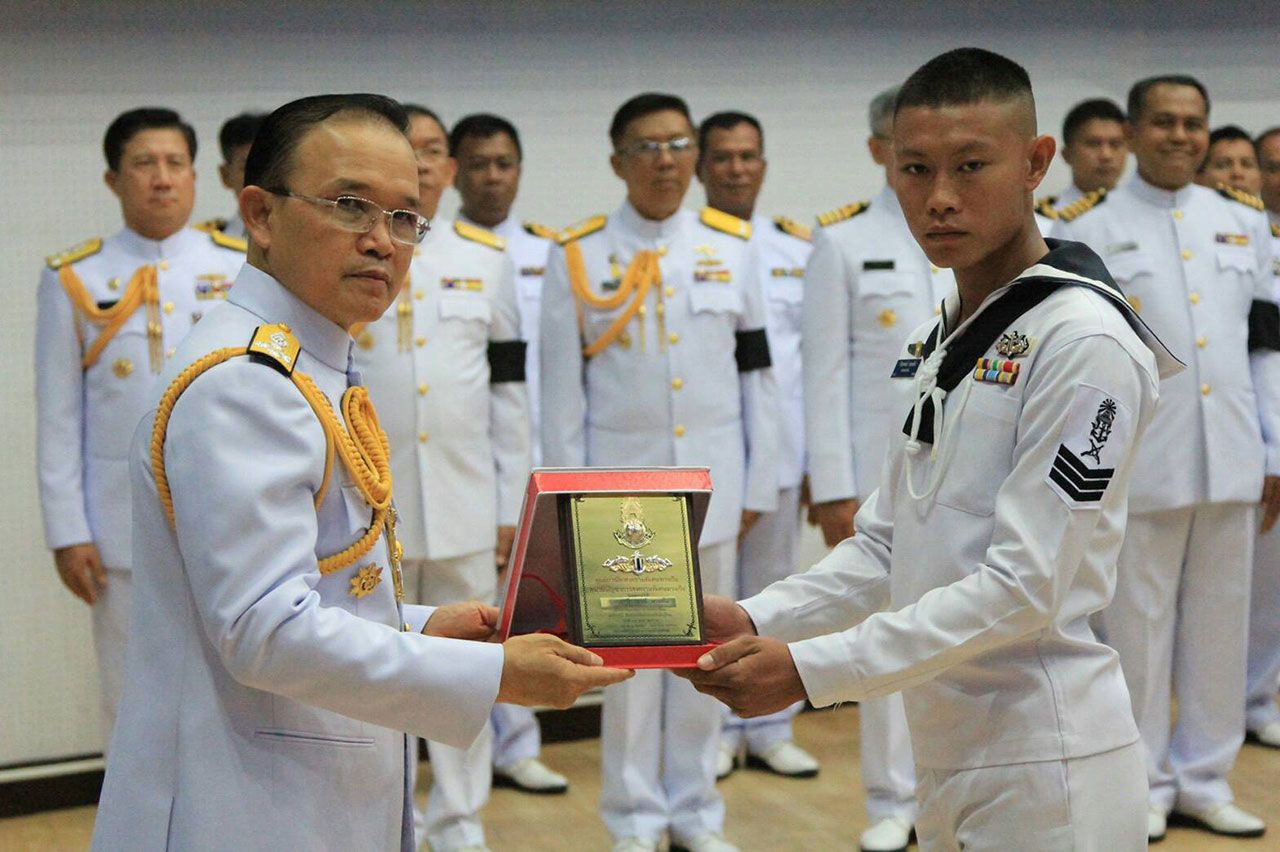 พล.ร.อ.สุชีพ หวังไมตรี ผบ.กร.ประดับเครื่องหมายนักทำลายใต้น้ำจู่โจม