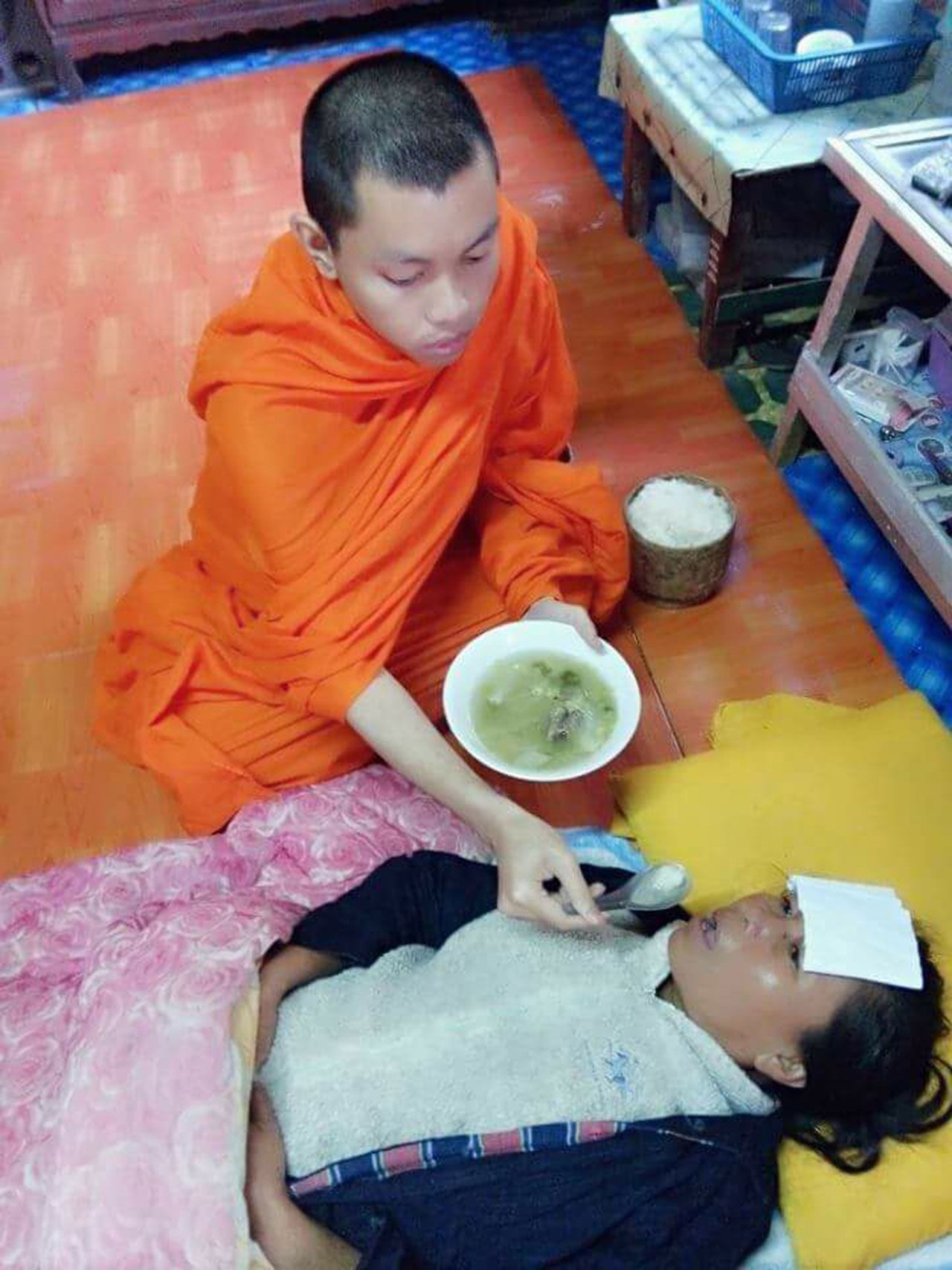 ป้อนข้าวโยมแม่ยามป่วย