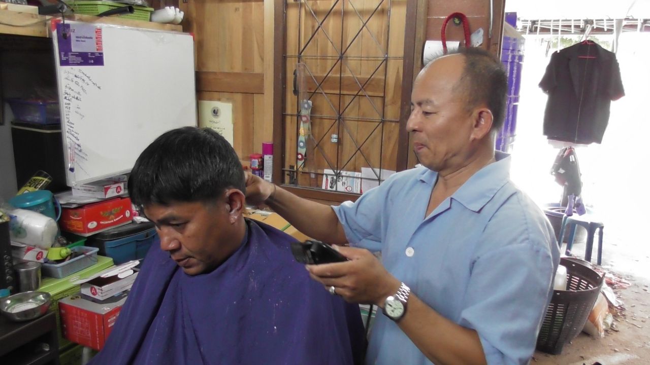 เป็นช่างตัดผม เวลาว่าง