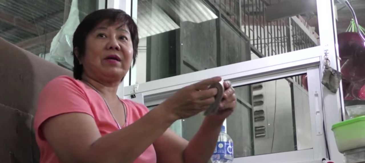 นางสายสุนีย์ อู๋เพชร อายุ 55 ปี เจ้าของร้านขายอาหารสัตว์ 