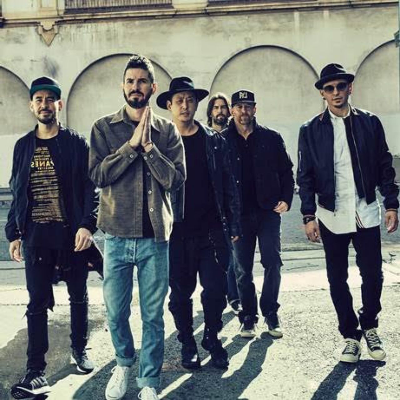 One More Light อัลบั้มล่าสุดหมายเลข 7ภาพ : Warner Music Thailand 