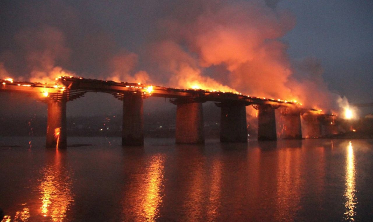 สะพาน จั๋วสุ่ย เฟิงอี่ว์ ประสบเหตุเพลิงไหม้อย่างรุนแรง จนกลายเป็นเถ้าถ่านเมื่อปี 2556