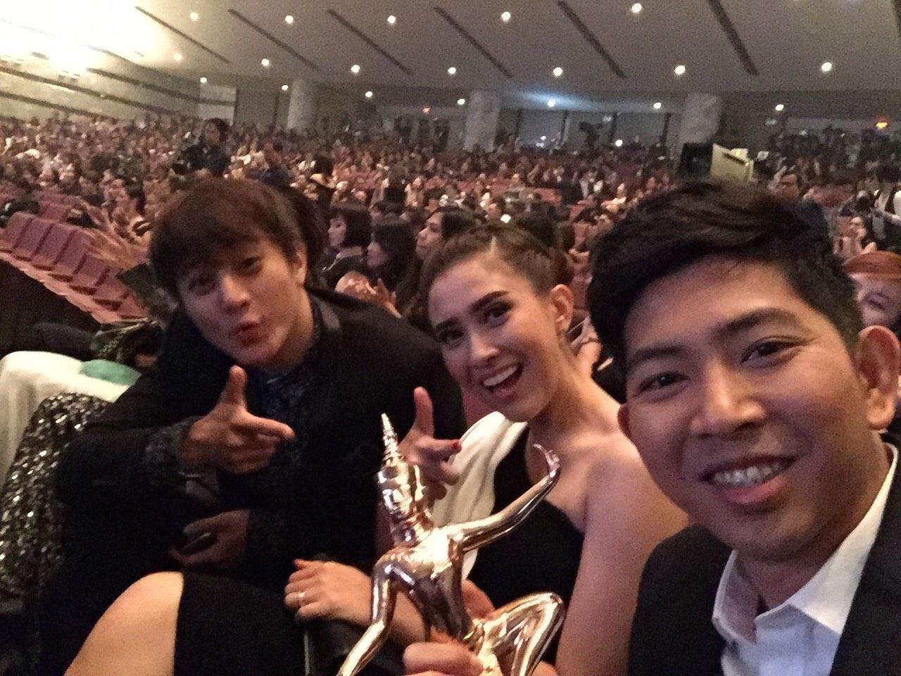 ปา คุปตนันต์ ร่วมยินดีกับ เจ วรปัฐ อรุณภักดี ผู้ประกาศข่าวกีฬาและผู้บรรยายกีฬาทางช่องไทยรัฐทีวี คว้ารางวัลผู้บรรยายรายการกีฬายอดเยี่ยม