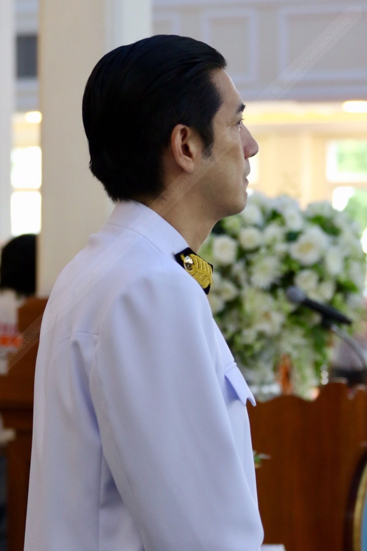 ศรราม เหม่อมอง