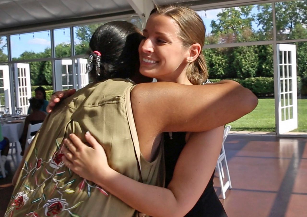 หญิงไร้บ้านคนหนึ่งสวมกอดน.ส.คัมมินส์