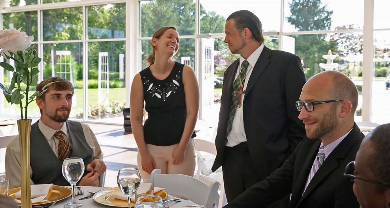 ซาราห์ คัมมินส์ คุยกับเจ้าหน้าที่จาก Wheeler Mission ศูนย์พักพิงคนไร้บ้าน