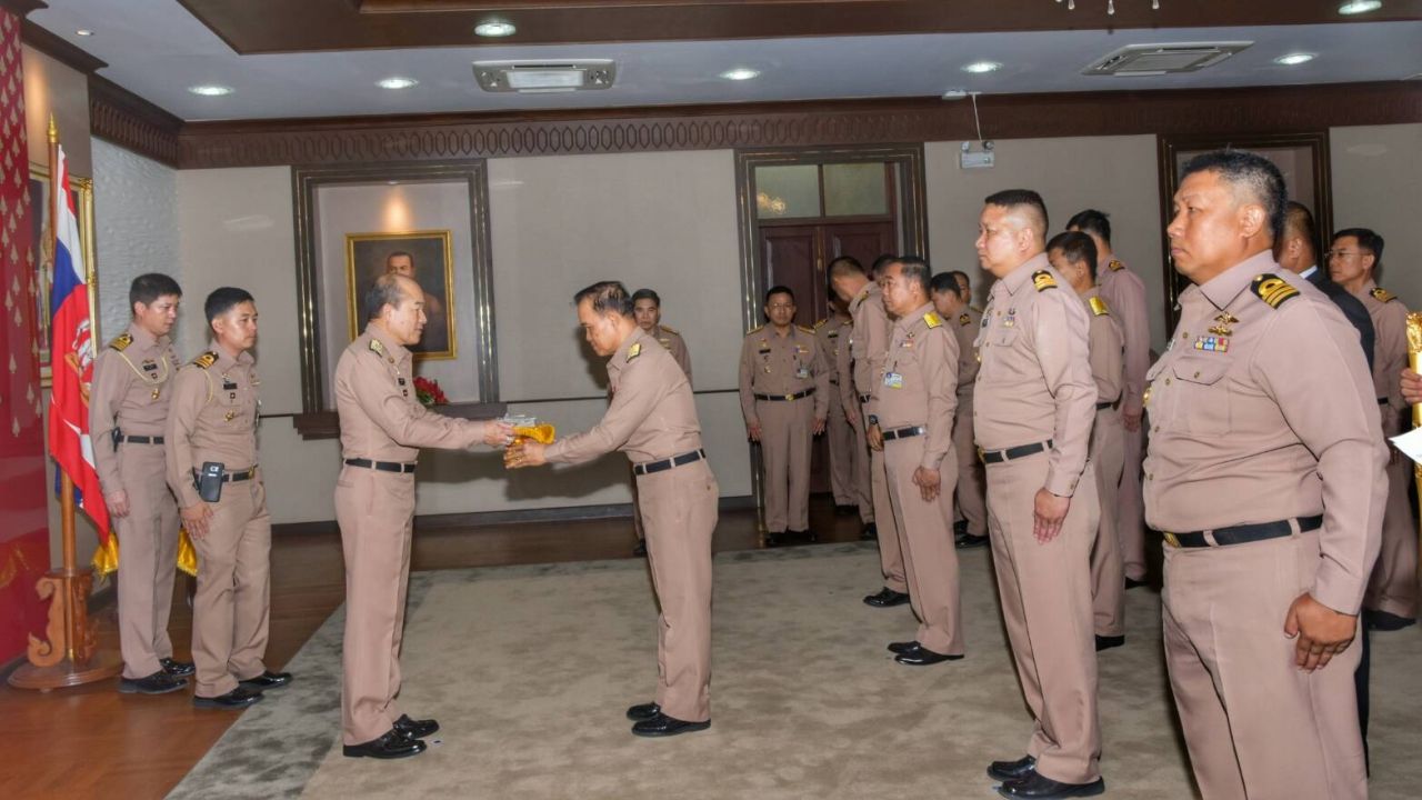 บิ๊กชีพ สมทบทุนมอบเงินให้ กองทุน ทร.