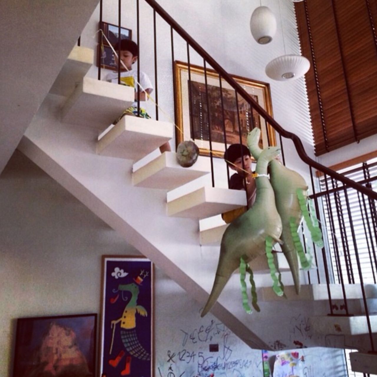 สองพี่น้องมุมบันได