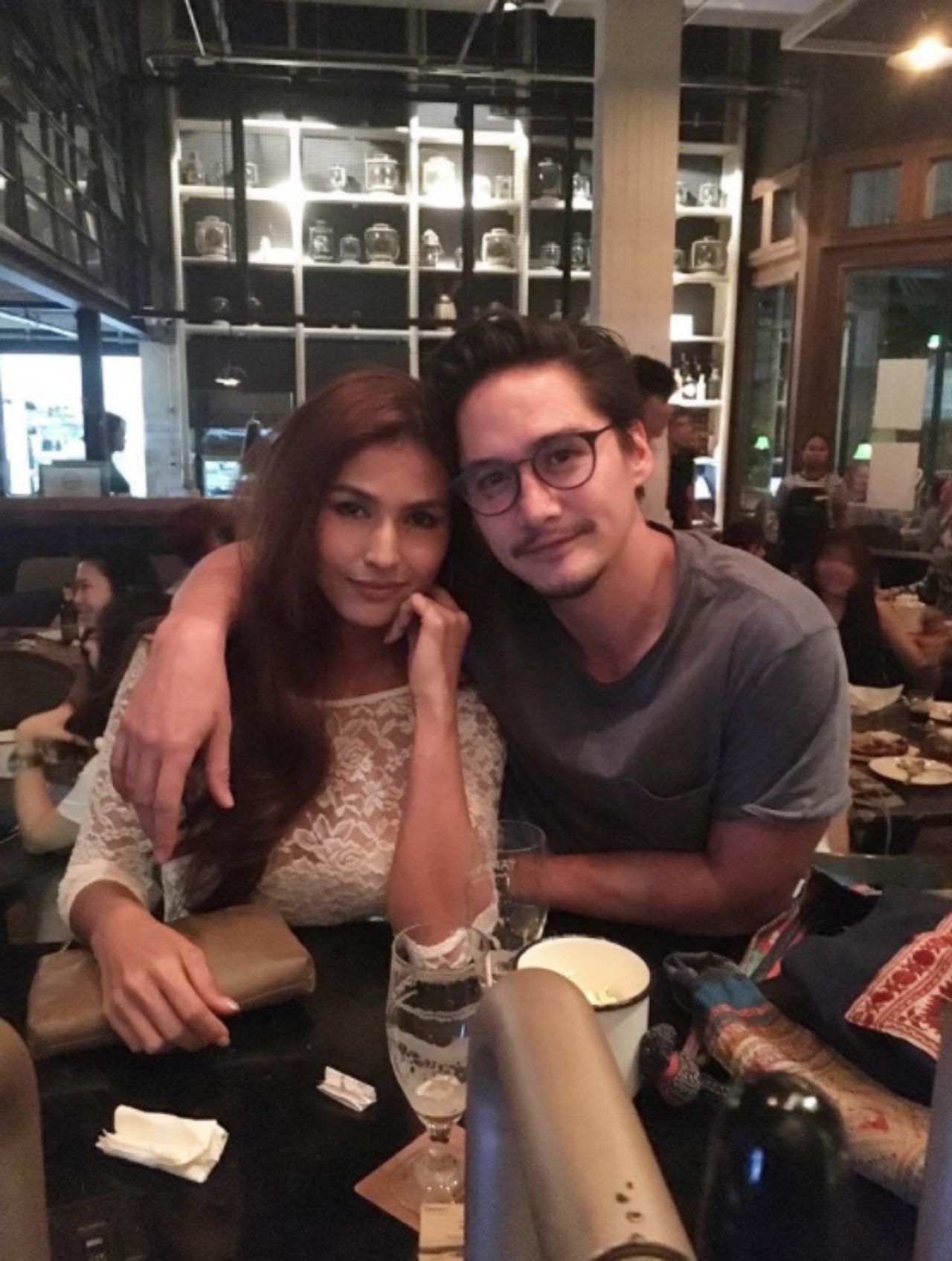 มีโอบกันด้วย