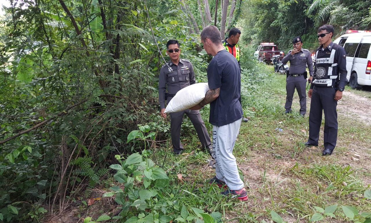 ตร.คุมผู้ต้องหาชาวเยอรมันไปทำแผนฯ ภาพจาก สท.นวย