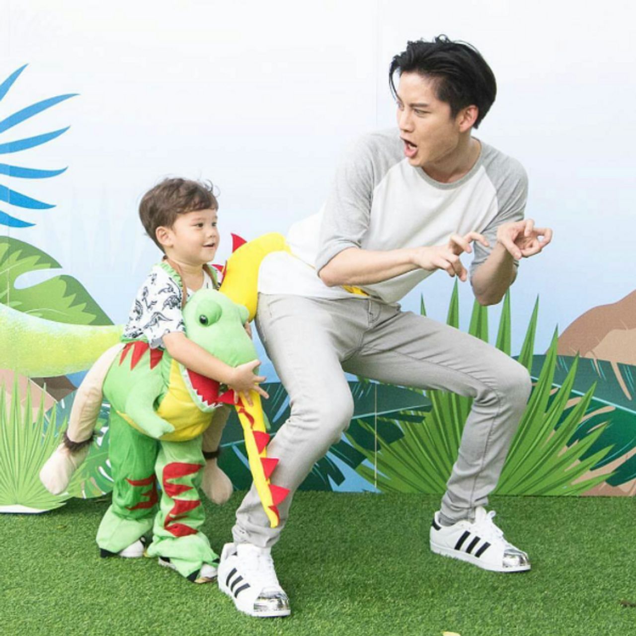 ลุงหลานเค้าถ่ายรูปกัน 