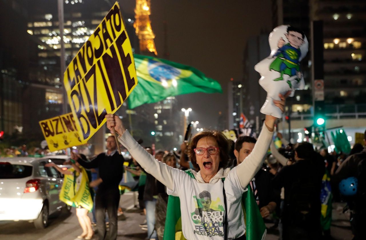 ชาวบราซิลออกมาเฉลิมฉลองหลังอดีตประธานาธิบดี ดา ซิลบา ถูกศาลตัดสินจำคุกเกือบ 10 ปี