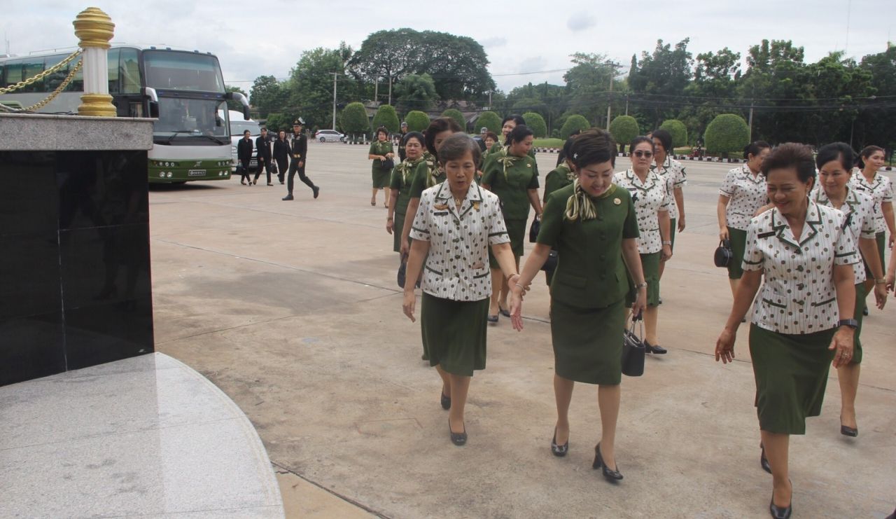 เบญจวรรณ  สิทธิสาท ควงแขน สุภาวดี แน่นอุดร 