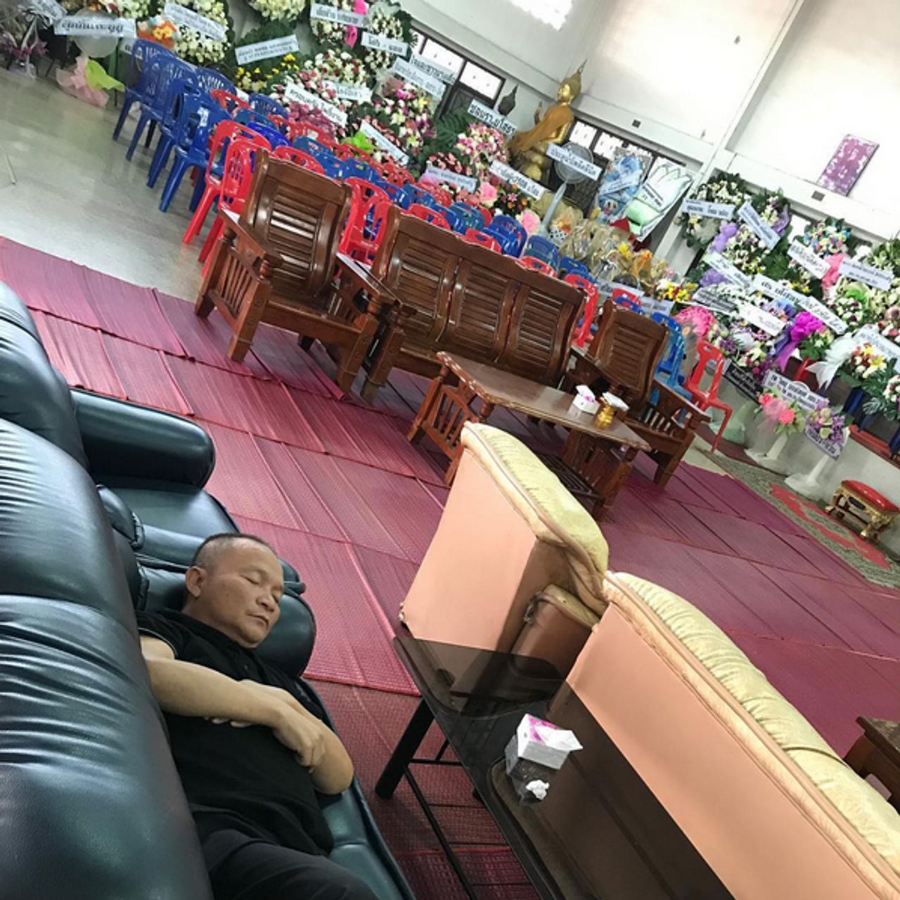 หม่ำ นอนเฝ้าศพน้องสาวที่งาน 