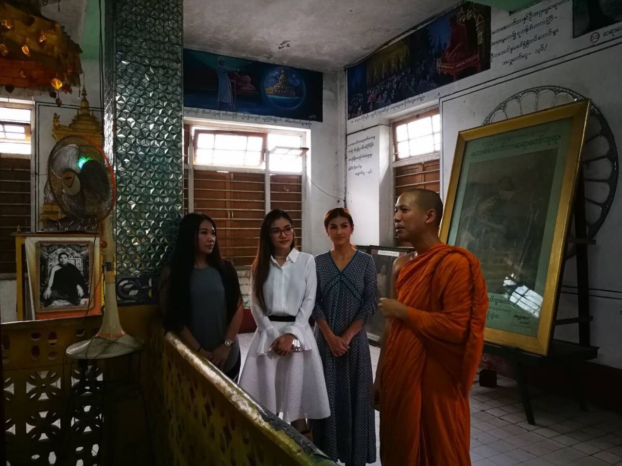 (ซ้ายสุด) ผิง สุภาวดี ผู้นำทัวร์พม่า ,กระแต อาร์สยาม และโบว์ เบญจศิริ 