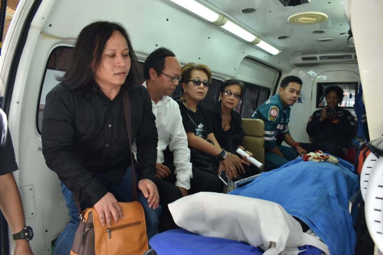 ลูกและภรรยารับศพ เป้า คาราบาว