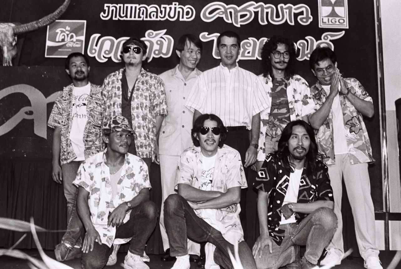 ครบทีม 7 คน คาราบาว เขียว, เป้า, อ.ธนิสร์, แอ๊ด, เทียรี่, อ๊อด, เล็ก คาราบาว