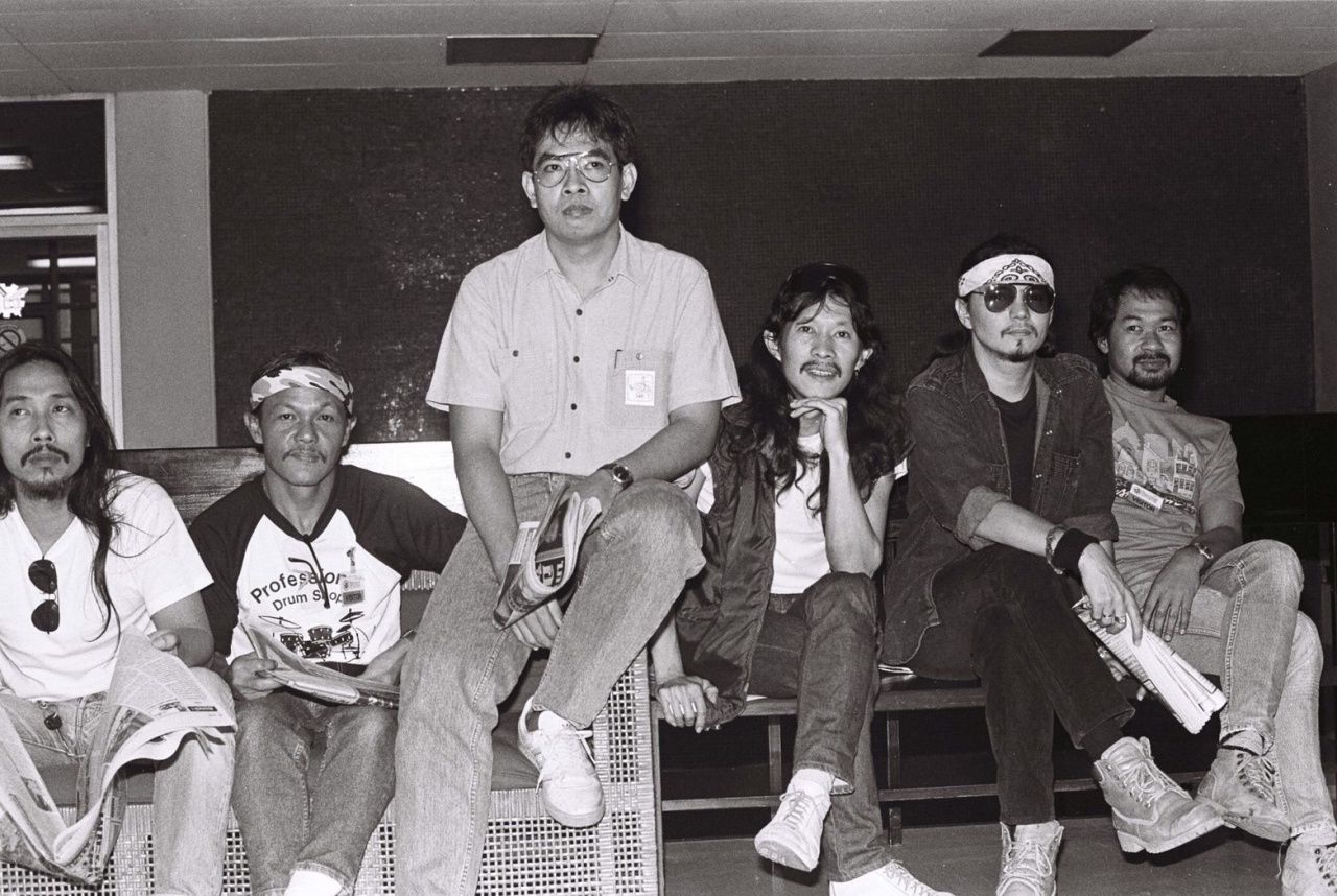 (จากซ้ายไปขวา) เขียว, เป้า, อ.ธนิสร์, แอ๊ด, เทียรี่, อ๊อด คาราบาว