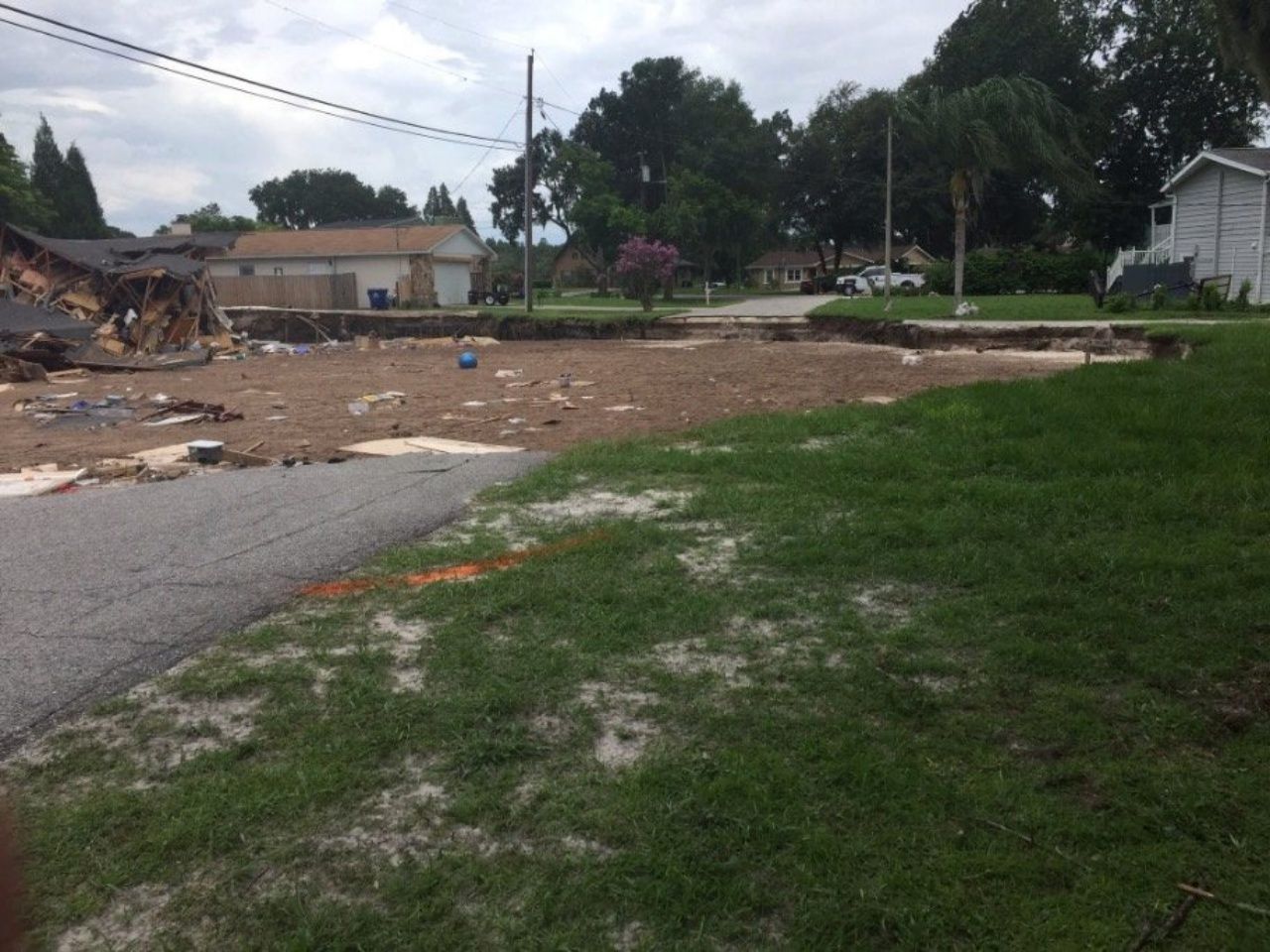 หลุมยุบกว้างถึง 225 ฟุต