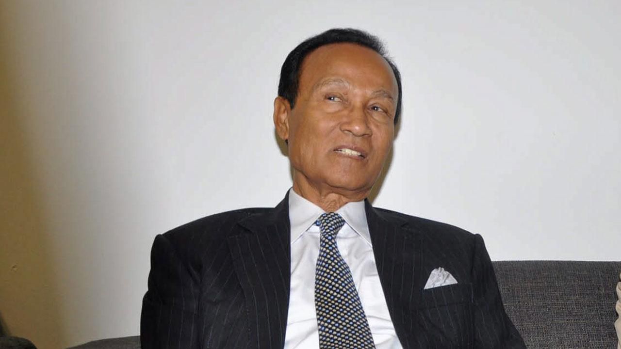 นายถวิล ไพรสณฑ์