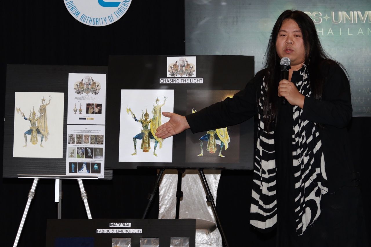 รางวัลชนะเลิศชุด “เมขลาล่อแก้ว” ออกแบบโดย นายประภากาศ อังศุสิงห์ อาชีพ ดีไซน์เนอร์ หรือพี่ผักกาด แห่งแบรนด์ Hook's