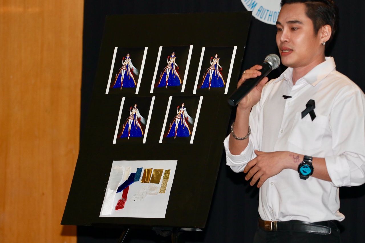 ชุด “The Thai Power” (สู้สุดใจ...ไทยแลนด์) ออกแบบโดย นายอัษฎกร ลาภบุญเรือง อาชีพนักศึกษา