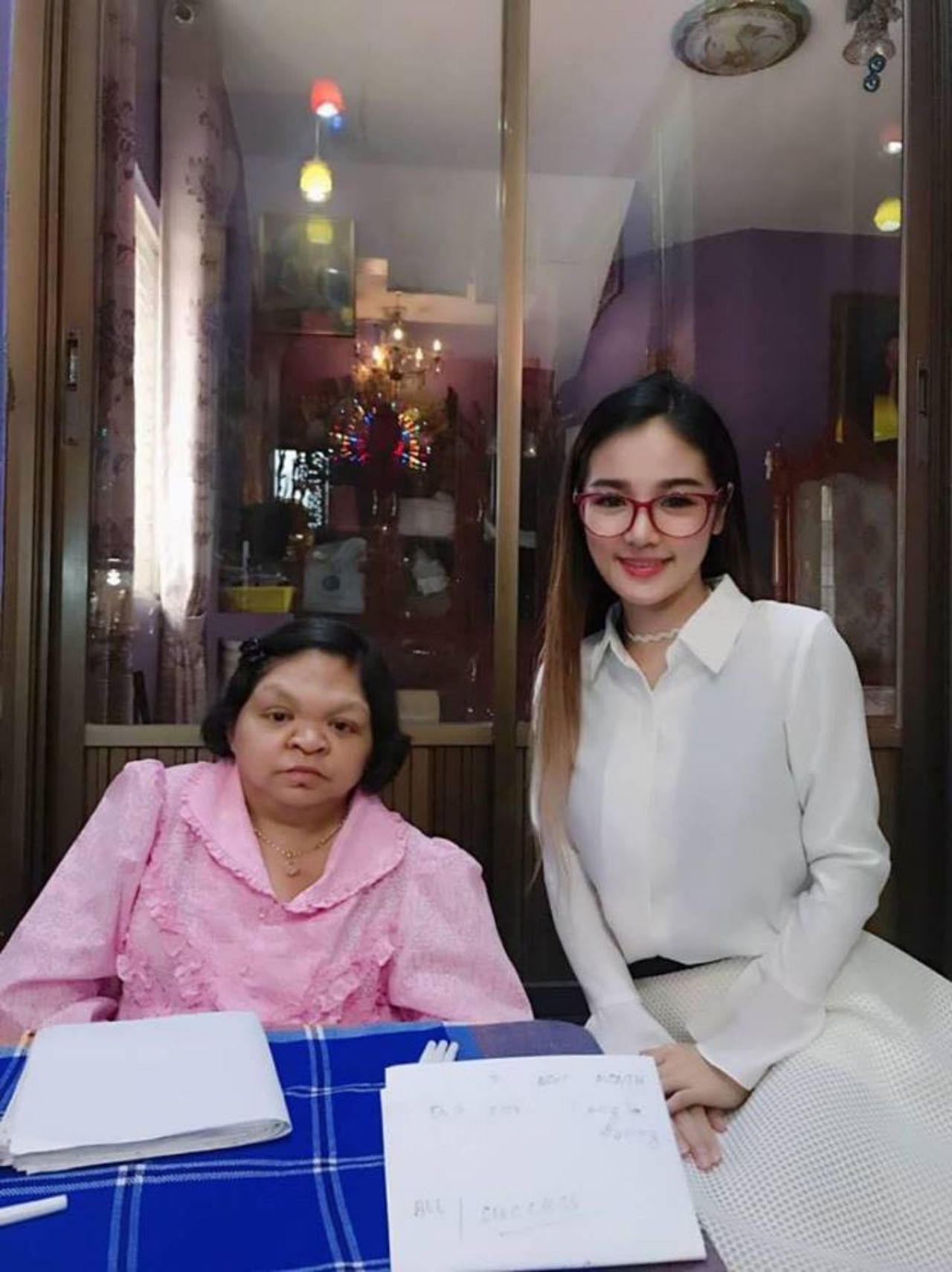 หมอดูอีทีชอบสีชมพู