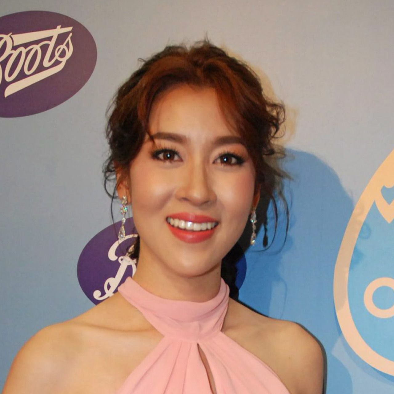 ปากบอกเป็นเพื่อน แต่วันก่อน เชียร์-ฑิฆัมพร ร่วมขบวนเดินสายไหว้พระกับ บิ๊ก เบญจรงคกุล และคุณแม่ ประหนึ่งเป็นคนในครอบครัว นั่นแน่จับได้แล้ว คริๆ.
