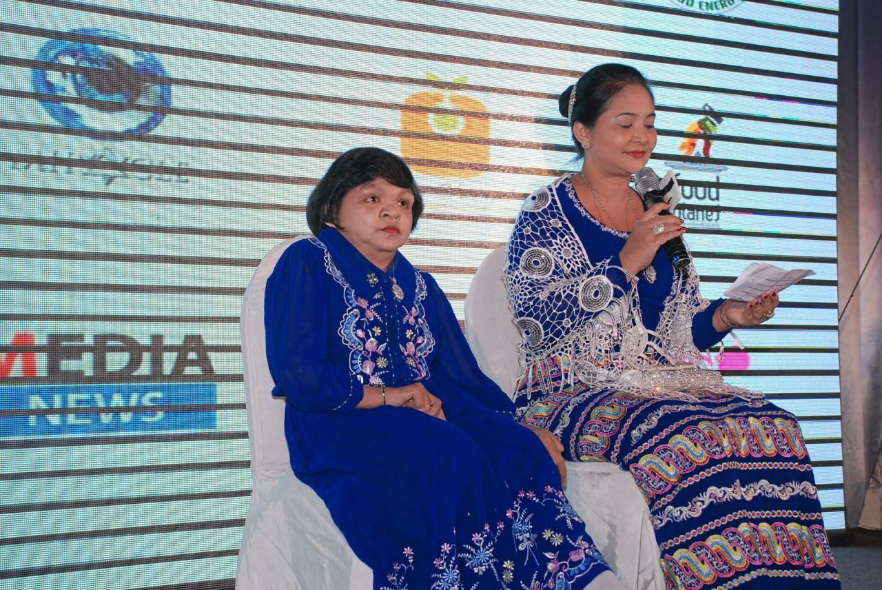 หมอดูอีทีกับน้องสาว