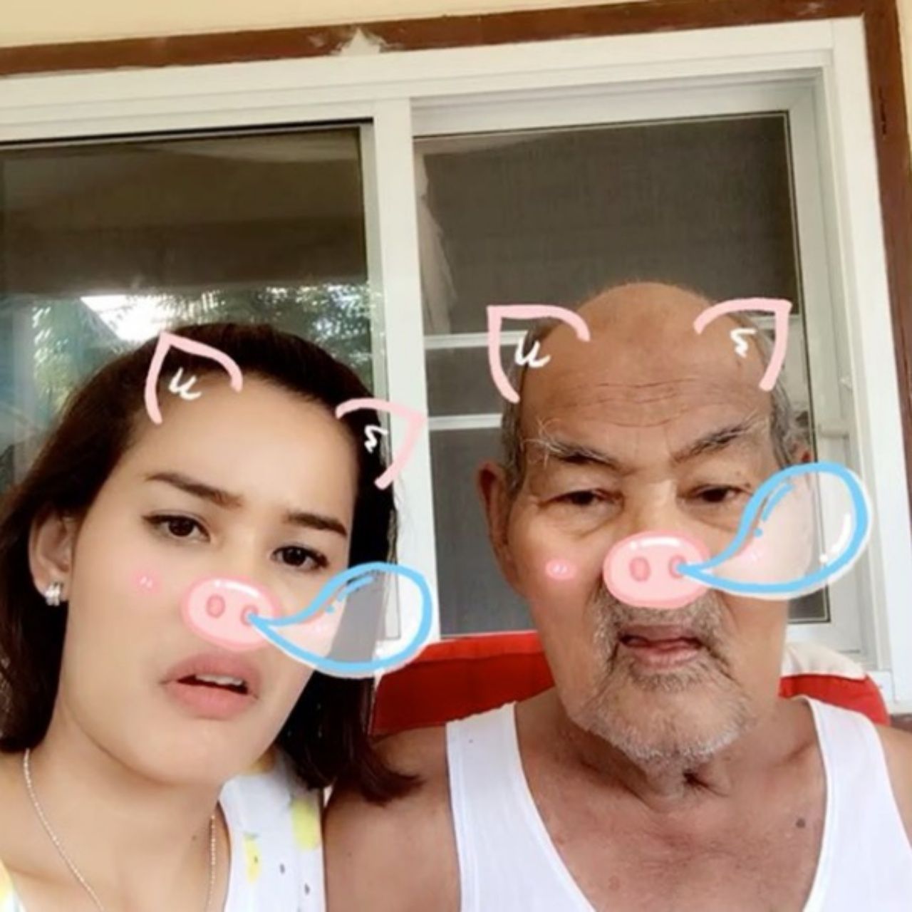 เล่นกันน่ารักพ่อลูก