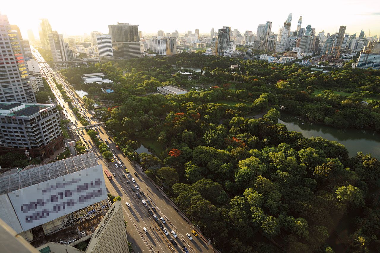 แสงแดดยามเย็นทอดผ่านตึกสูงทำให้สวนลุมพินี ซึ่งเป็นสวนสาธารณะแห่งแรกของประเทศไทยแลดูมีชีวิตชีวา ด้วยกระแสรักสุขภาพและธรรมชาติทำให้แต่ละวันมีผู้มาใช้บริการที่สวนสาธารณะแห่งนี้หลายพันคน